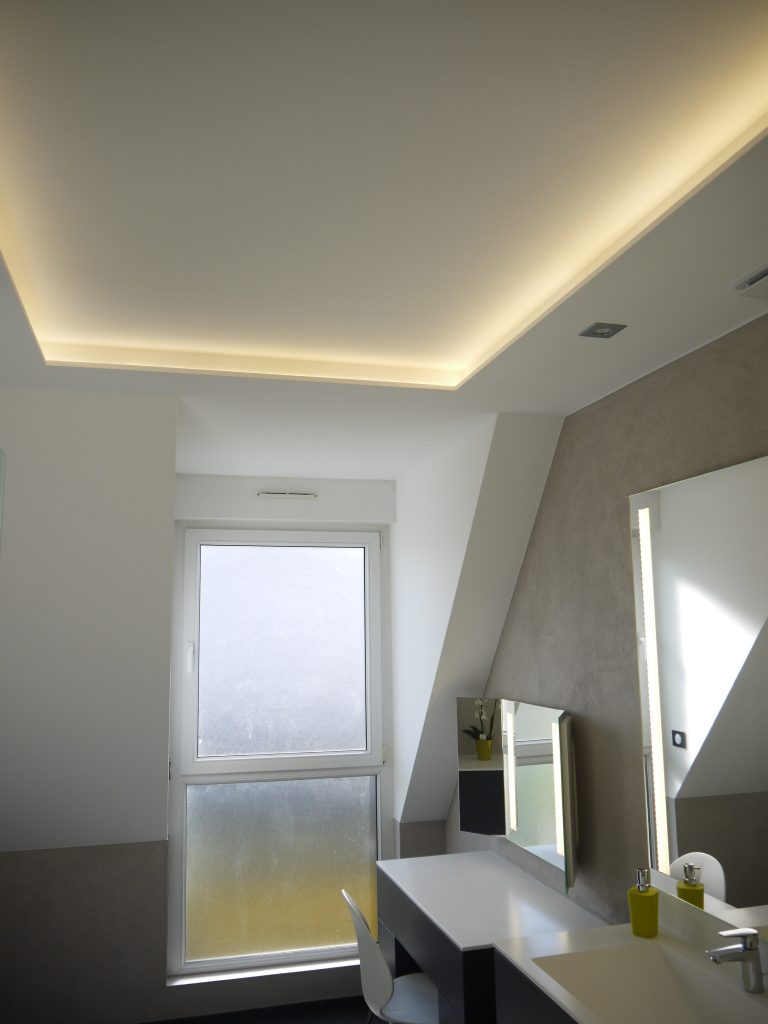 Je suis un électricien spécialisé en installation de LED, caméra de surveillance,  maintenance et en installation électrique.