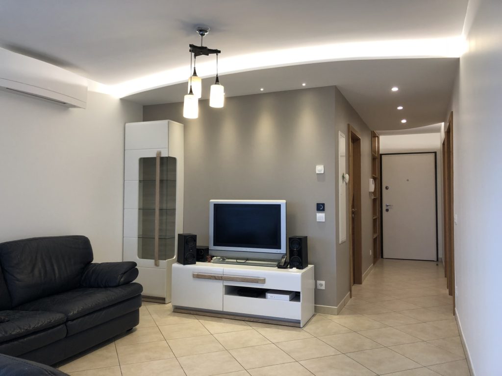Je suis un électricien spécialisé en installation de LED, caméra de surveillance,  maintenance et en installation électrique.